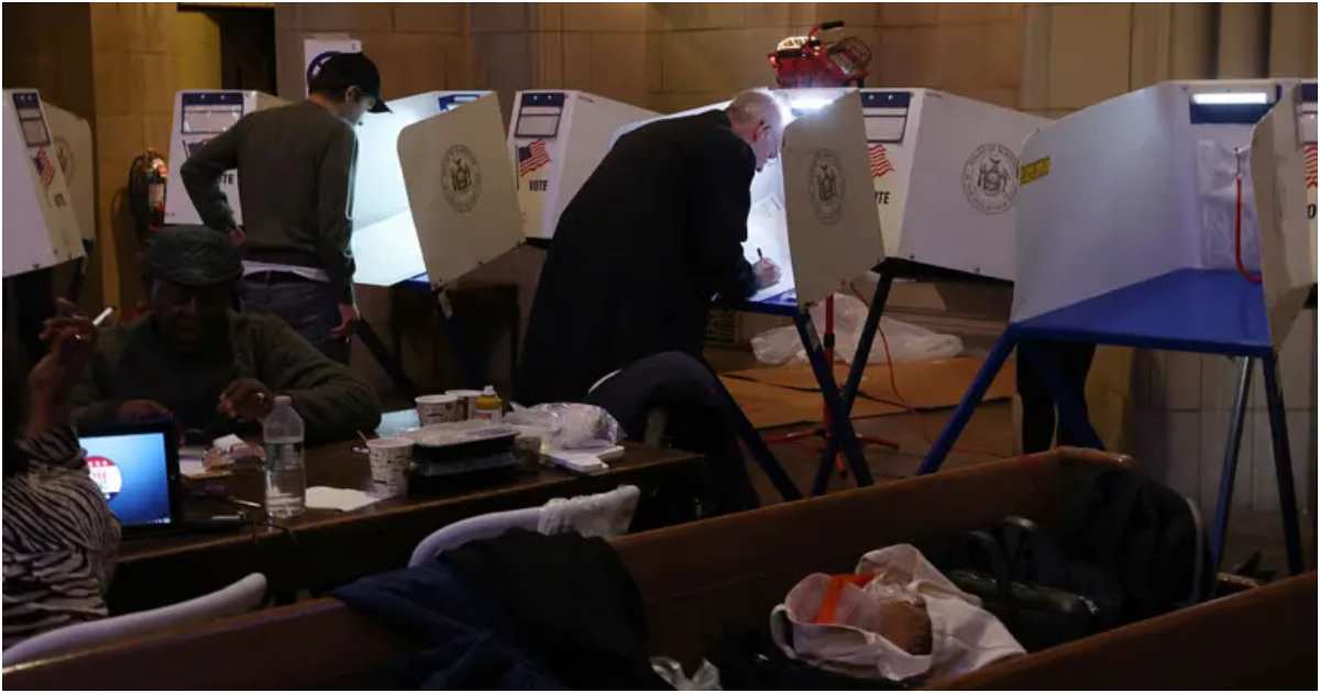 নিউ ইয়র্ক সিটিতে মঙ্গলবার সকালে শুরু হয় ভোট গ্রহণ। ছবি: রয়টার্স